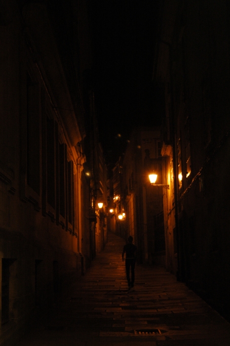 Laneway by lantern light